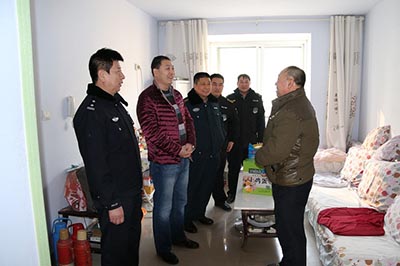 領(lǐng)導慰問(wèn)保安隊員家屬