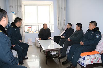 總經(jīng)理王新衛慰問(wèn)困難職工