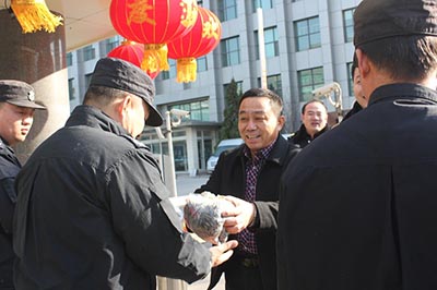 領(lǐng)導春節慰問(wèn)保安隊員