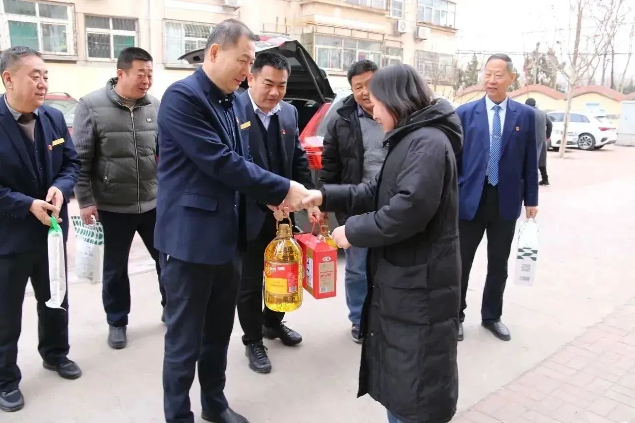 公司領(lǐng)導慰問(wèn)退休老黨員及困難職工